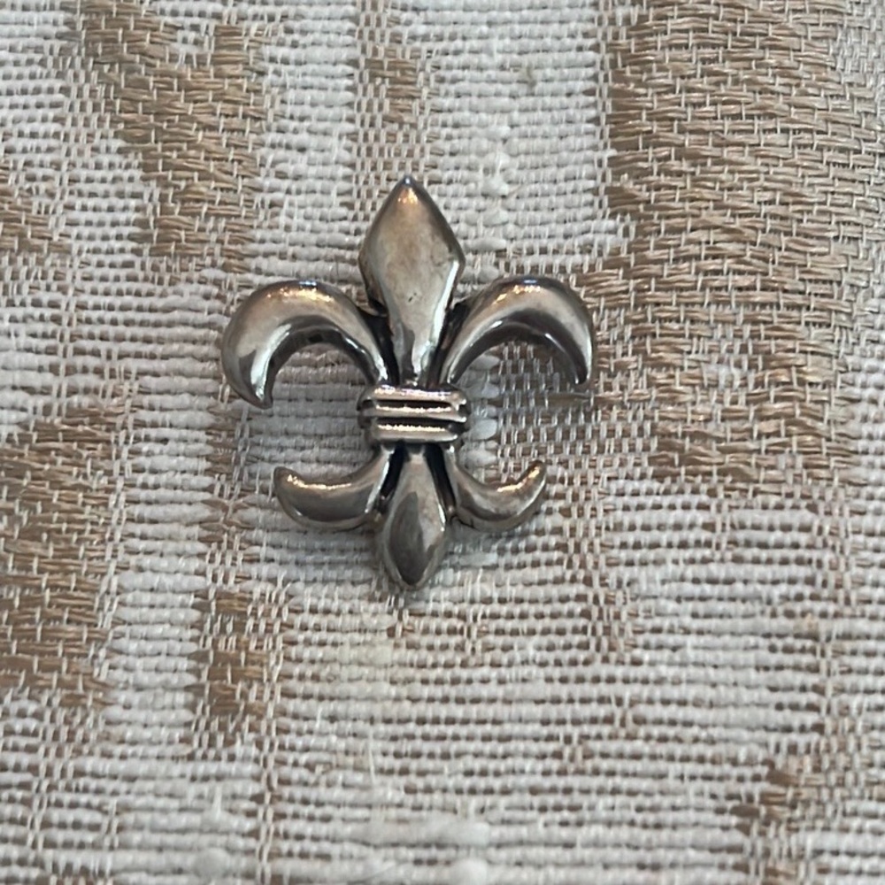 Sterling silver fleur-de-lis pendant. 2cm. 925 silver